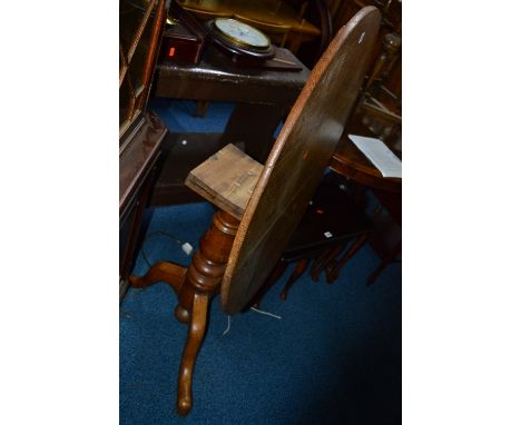 AN EARLY 20TH CENTURY OAK CIRCULAR TILT TOP TRIPOD TABLE