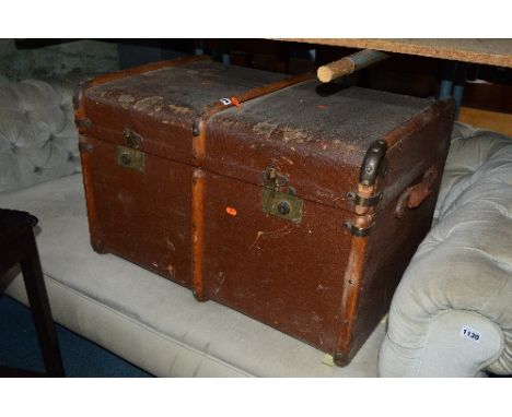 A VINTAGE TRAVELLING TRUNK