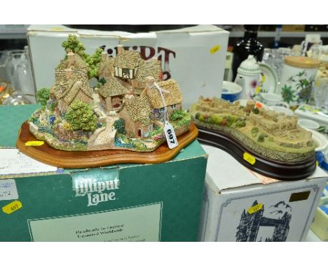 A BOXED LILLIPUT LANE LIMITED EDITION SCULPTURE, 'Chipping Combe' No.2672/3000, with deeds and leaflet, together with a boxed