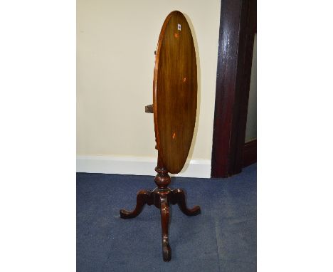 A GEORGIAN WALNUT OVAL TILT TOP TRIPOD TABLE