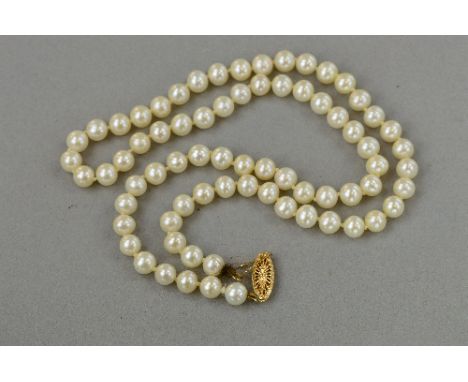 A MODERN FRESHWATER PEARL NECKLET, measuring approximately 460mm in length, fitted to a hook and push I style clasp, stamped 