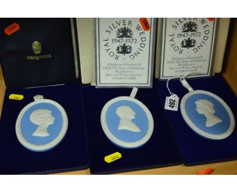 A PAIR OF BOXED WEDGWOOD BLUE AND WHITE JASPERWARE PORTRAIT MEDALLIONS, commemorating Royal Silver Wedding HM Queen Elizabeth