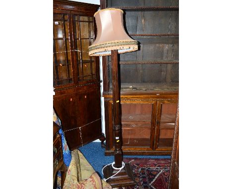 AN EARLY 20TH CENTURY MAHOGANY COLUMN STYLE STANDARD LAMP, with shade