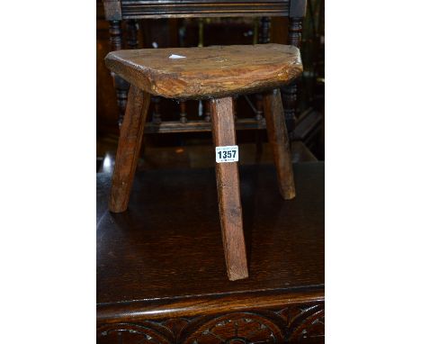 A GEORGIAN ELM MILKING STOOL