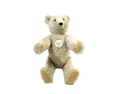 LARGE STEIFF BEAR a large white mohair Teddy Bear, Teddybar 1921 Replica. With a white label and button and growler mechanism