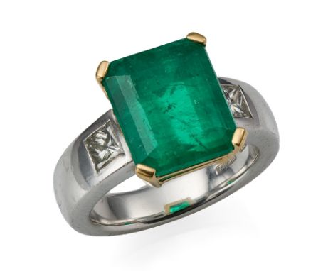 Smaragd-Diamant-Ring, Juw. Wempe.18 kt WG/GG, mittig besetzt m. 1 Smaragd v. ca. 7 ct im Smaragdschliff in GG-Fassung flankie