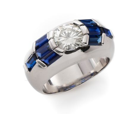 Gr. Brillant-Saphir-Ring.18 kt WG, mittig besetzt m. 1 Brillant v. 1,30 ct (Farbe M-very light yellow/ Reinheit vs2) flankier
