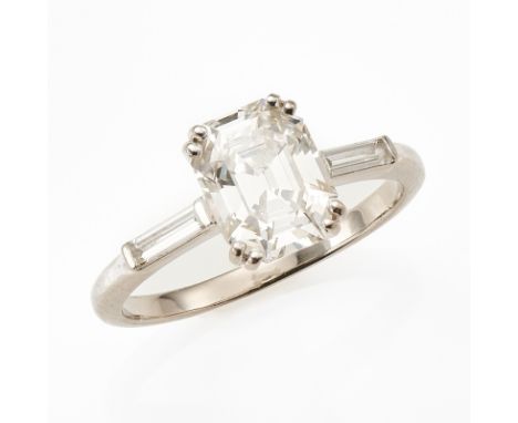 Diamant-Ring.18 kt WG, mittig besetzt m. 1 Diamant im achteckigen Facettenschliff v. ca. 2 ct (Farbe leicht getönt/ Reinheit 