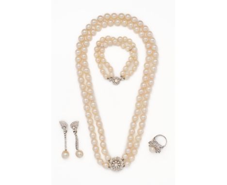 5-tlg. Konvolut Perlschmuck.14kt/18 kt WG besetzt m. zahlr. weißen Zuchtperlen in versch. Größen u. teils m. Diamantbesatz. B