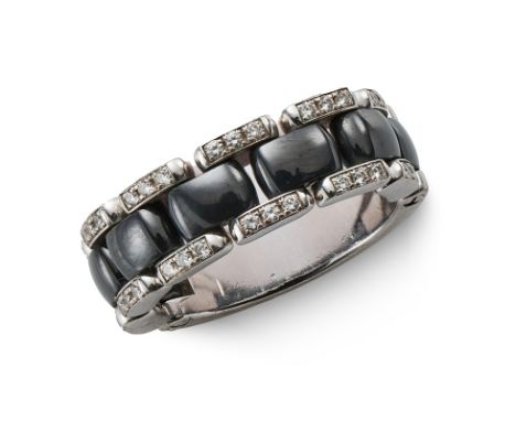 Ring "Ultra", Chanel, Frankreich.18 kt WG, besetzt m. 7 schwarzen rechteckigen Keramik-Elementen m. abgerundeten Kanten u. 36