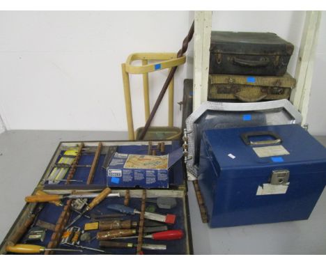 A mixed lot of tools to include chisels, a boxed record vice, vintage boxes, a stick stand and other items 
