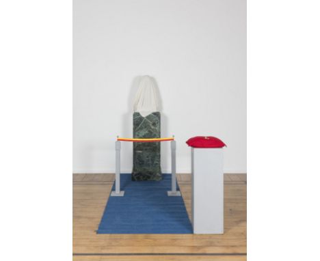 GUILLAUME BIJL (born 1946)L'inauguration, composition trouvée 1988 Oeuvre en trois dimensionsInstallation comprenant un tapis