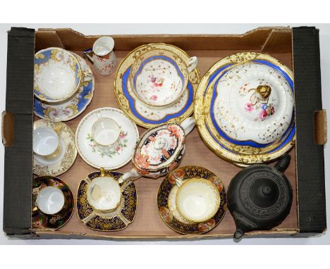 AN ENGLISH PORCELAIN MUFFIN DISH AND COVER AND A BREAKFAST CUP AND SAUCER EN SUITE, C1830, PAINTED WITH SCATTERED FLOWERS IN 