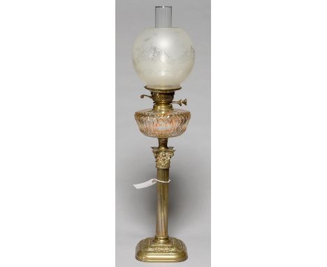 AN EDWARDIAN BRASS COLUMNAR OIL LAMP WITH CUT GLASS FOUNT, C1900, BURNER KNOBS MARKED BRITISH MADE, WITH AN ETCHED GLASS GLOB