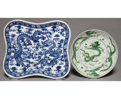 A CHINESE UNDERGLAZE BLUE AND GREEN ENAMEL DRAGONS SAUCER-DISH, THE UNDERSIDE CONFORMING, 16CM DIAM, KANGXI MARK WITHIN CONCE