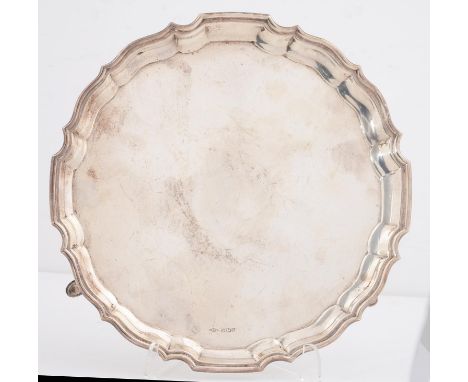 A GEORGE VI SILVER SALVER, WITH MOULDED RIM, ON THREE HOOF FEET, 26.5CM DIAM, MAKER J D &amp; S, PROBABLY JAMES DEAKIN &amp; 
