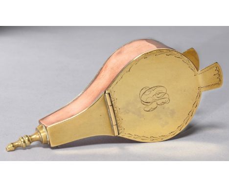 AN ENGLISH COPPER AND BRASS BELLOWS NOVELTY SNUFF BOX, EARLY 19TH C, THE LID ENGRAVED WITH A MONOGRAM, TINNED INTERIOR, 14CM 