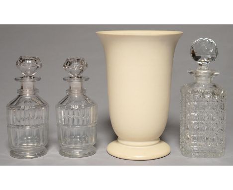 A PAIR OF VICTORIAN FACETED AND REEDED GLASS DECANTERS AND STOPPERS, MID 19TH C, 20CM H, A HOB CUT GLASS SPIRIT DECANTER AND 