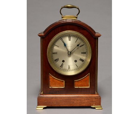 A MAHOGANY BRACKET CLOCK, EARLY 20TH C, THE SILVERED DIAL INSCRIBED THE LONDON MFG GOLDSMITHS COMPANY 88 LONG ROW NOTTINGHAM,