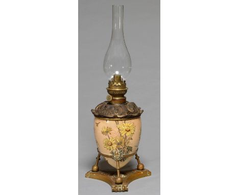 AN AESTHETIC VICTORIAN BRASS AND STAFFORDSHIRE EARTHENWARE OIL LAMP, C1880, THE DETACHABLE GILT BRASS SHOULDERED BURNER WITH 