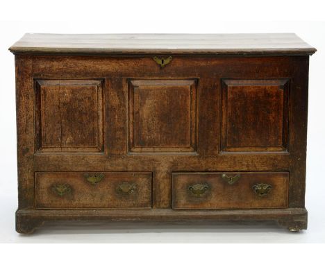 A GEORGE III PANELLED OAK MULE CHEST WITH BOARDED LID, THE INTERIOR WITH A TILL, ON LATER BRASS CASTORS, 85CM H; 37 X 55CM He