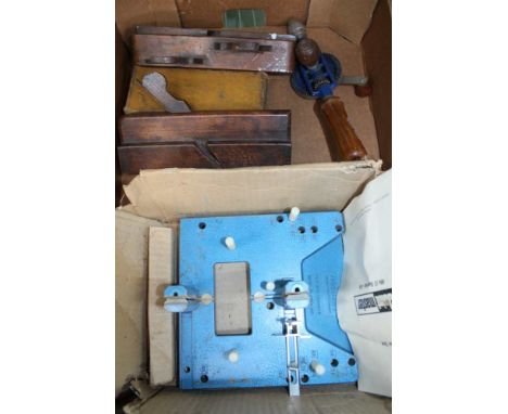 A BOX CONTAINING A SELECTION OF CARPENTER'S TOOLS 