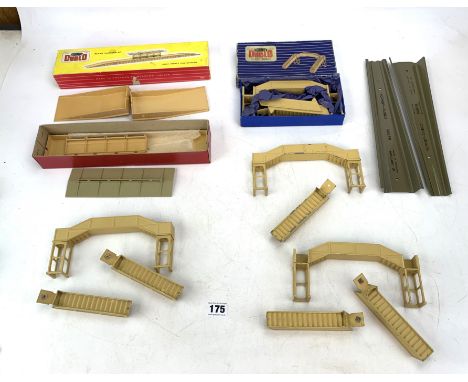 Hornby Dublo Island Platform Kit no. 5030 (boxed), D1 Footbridge (boxed), 3 x D1 Footbridges (1 missing step section)