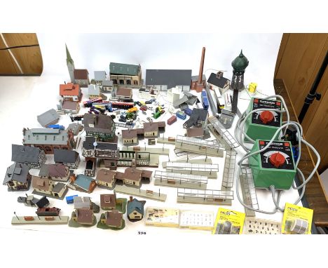 Quantity of Fleischmann N gauge railway buildings, accessories and power units