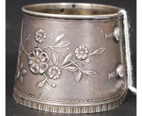 A French Art Nouveau silver bottle neck decanter label in the form of a lace cuff. Bearing minute markings to side. Total wei