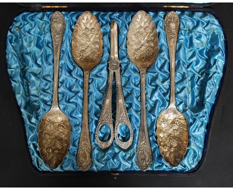 A Victorian cased set of Walker & Hall silver plate berry spoons ( 4 ) and grape scissors. The spoon bowls heavily moulded in