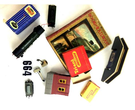 Trix Hornby Dublo and Tri-ang 00 Gauge Railways: Trix 236 BR green Britannia and Tender and Colour Light Signals, in original