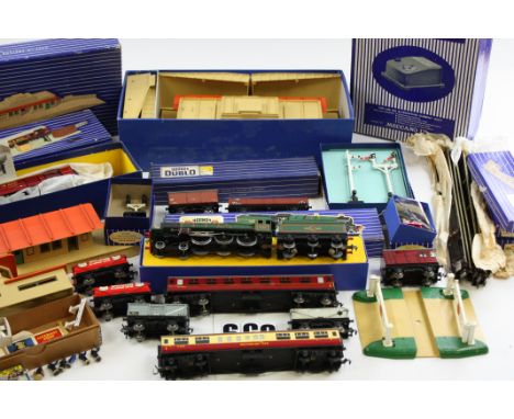 Hornby Dublo 00 Gauge 3-Rail Locomotive and Accessories: including EDLT20 BR green 'Bristol Castle', TPO Set, D1 Through Stat