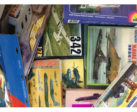 A Collection of Aircraft Model Kits and Boxed Model Aircraft; various makers, F-VG, boxes G-VG (19 +)