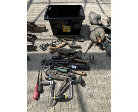 AN ASSORTMENT OF VINTAGE HANDTOOLS TO INCLUDE A WOOD PLANE, STILSENS AND BRACE DRILLS ETC