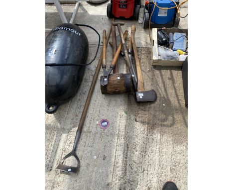 AN ASSORTMENT OF VINTAGE GARDEN TOOLS TO INCLUDE A HOE, FORK AND AN AXE ETC