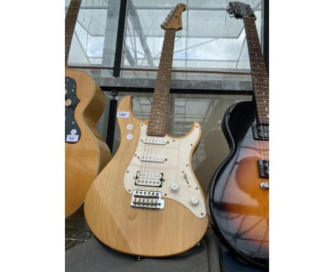 A YAMAHA PACIFICA ELECTRIC GUITAR COMPLETE WITH CARRY BAG AND BELIEVED IN WORKING ORDER BUT NO WARRANTY