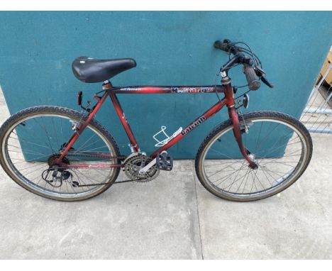 A GENTS RALEIGH MUSTANG BIKE WITH 15 SPEED GEAR SYSTEM
