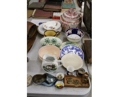 A MIXED LOT OF CERAMICS TO INCLUDE A LARGE RIDGWAY IRONSTONE SERVING TUREEN, BOWLS, PLATES, ETC
