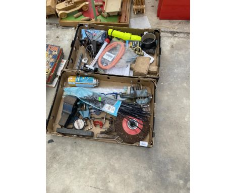 AN ASSORTMENT OF TOOLS TO INCLUDE A VICE, CLAMPS AND A SMALL GRINDER ETC