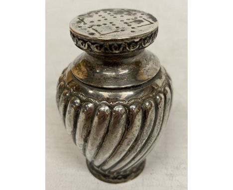 A HALLMARKED LONDON SILVER PEPPERETTE