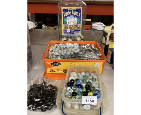 A LARGE QUANTITY OF VINTAGE MARBLES TO INCLUDE DOBBERS