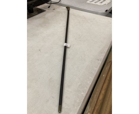A GOOD QUALITY LATE 19TH/EARLY 20TH CENTURY RIDING CROP WITH SEGMENTED LEATHER SHAFT, CAST BRASS GRIP IN THE FORM OF EQUESTRI