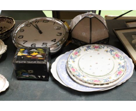 A MIXED LOT TO INCLUDE A  WALL CLOCK, JEWELLERY BOX, GLASS LIGHT SHADE AND SEERVING PLATES