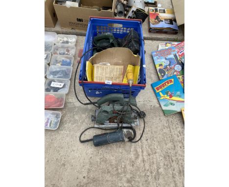 AN ASSORTMENT OF POWER TOOLS TO INCLUDE A BOSCH CIRCULAR SAW AND A BOSCH ANGLE GRINDER ETC