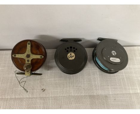 THREE VARIOUS FLY FISHING REELS TO INCLUDE A VINTAGE WOODEN EXAMPLE, THE GNAT AND AN INTREPID RIMFLY REGULAR ALL WITH CARRY B