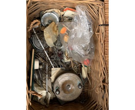 A BASKET CONTAINING VINTAGE FISHING TACKLE