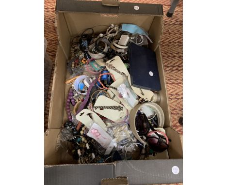 A MIXED LOT OF ITEMS TO INCLUDE MAINLY COSTUME JEWELLERY, HAIR ACCESSORIES, SUNGLASSES, ETC.,
