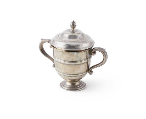 Carringtons, London, 1915, of George III plain design, the cover with shaped ball finial, moulded band to the body, stepped f