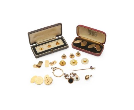 to include a pair of 1915 half sovereign cufflinks, two pairs of engined turned 9ct gold cufflinks; a cased set of three coll