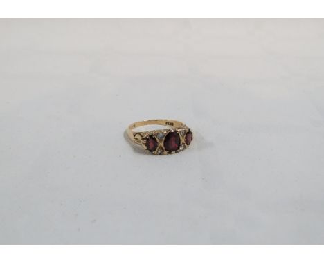 9CT GOLD GARNET 3 STONE RING WITH 4 WHITE STONES 